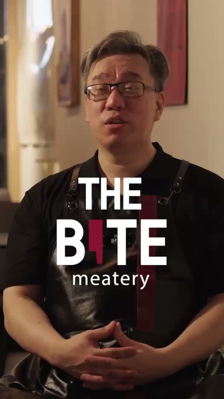 The Bite Meatery 主理人 Larry 對鏡頭介紹品牌故事